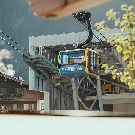 - Premium Mountain&garden Lägenhetshotell Mayrhofen