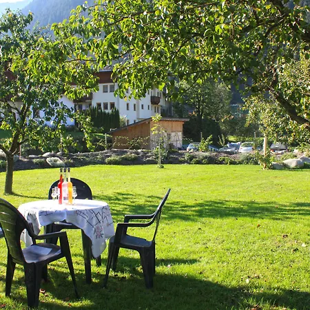 - Premium Mountain&garden Lägenhetshotell Mayrhofen